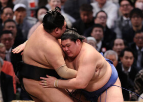 大の里（右）は阿炎を寄り切り、勝ち越しを決める＝１７日、エディオンアリーナ大阪