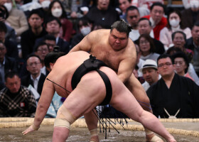 高安（奥）は琴桜を下手出し投げで破り、勝ち越しを決める＝１７日、エディオンアリーナ大阪