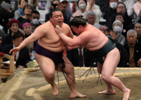 美ノ海（左）は時疾風に寄り切られ２敗目を喫す＝１７日、エディオンアリーナ大阪