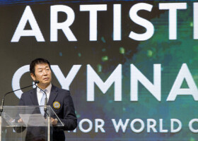 体操の世界ジュニア選手権の開会式で登壇する国際体操連盟の渡辺守成会長＝２０１９年６月、ハンガリー・ジェール（ＥＰＡ時事）