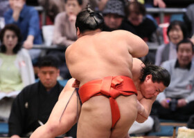 草野（奥）は押し出しで志摩ノ海を破り１０連勝＝１８日、エディオンアリーナ大阪