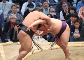 美ノ海（右）は押し出しで伯桜鵬を破って勝ち越し＝１８日、エディオンアリーナ大阪