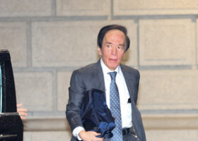 金融政策決定会合に出席するため、日銀本店に入る植田和男総裁＝１９日午前、東京・日本橋本石町