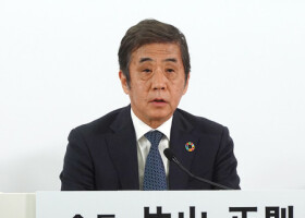 記者会見する片山正則日本自動車工業会会長＝１９日、東京都港区