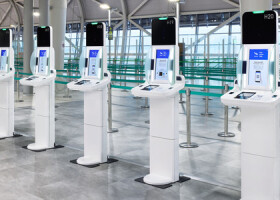 ４月から運用を開始する関西国際空港の「共同キオスク」端末（財務省提供）