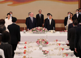 宮中晩さん会に臨まれる天皇、皇后両陛下とブラジルのルラ大統領（中央左）。右端は同大統領夫人＝２５日午後、皇居・宮殿「豊明殿」
