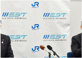 ＪＲ西日本の社長に就任する倉坂昇治副社長（右）。左は長谷川一明社長＝２６日午後、大阪市内