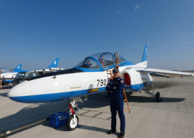 航空自衛隊の曲技飛行チーム「ブルーインパルス」の江尻卓飛行隊長＝１０日、宮城県東松島市の航空自衛隊松島基地