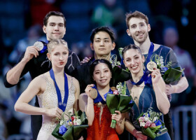 ペアで優勝した三浦璃来（中央下）、木原龍一（同上）組らメダリスト＝２７日、米ボストン（ＥＰＡ時事）