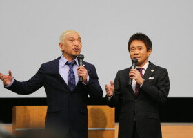 お笑いコンビ、ダウンタウンの松本人志さん（左）と浜田雅功さん＝２０１７年３月、東京都千代田区 
