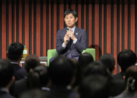 キリンホールディングスの入社式に登壇したサッカー日本代表の森保一監督＝１日午前、東京都中野区
