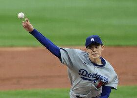 フィリーズ戦で力投するドジャース先発の佐々木＝５日、フィラデルフィア