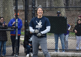 米大リーグのヤンキースなどで活躍した松井秀喜さんが子ども向けの野球教室を開催。フリー打撃を披露し、笑顔を見せた＝５日、米ニューヨーク