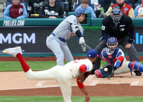 フィリーズ戦の１回、三振に倒れるドジャースの大谷（左端）＝６日、フィラデルフィア