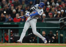 ナショナルズ戦の３回、２ランを放つドジャースの大谷＝７日、ワシントン（ＡＦＰ時事）
