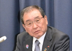 記者会見する財政制度等審議会の十倉雅和会長＝９日午後、財務省