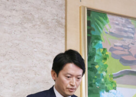 第三者委員会の報告書を受けて、記者団の取材に応じる兵庫県の斎藤元彦知事＝３月１９日、神戸市中央区