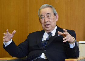 インタビューに応える関西経済連合会の松本正義会長＝９日、大阪市北区