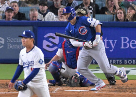 ドジャース戦の４回、山本（手前）から安打を放つカブスの鈴木＝１１日、ロサンゼルス