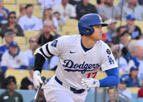 カブス戦の１回、安打を放つドジャースの大谷＝１２日、ロサンゼルス