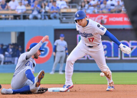 カブス戦の１回、二盗を決めたドジャースの大谷（右）＝１２日、ロサンゼルス