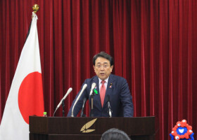記者会見する赤沢亮正経済再生担当相＝１５日午後、東京都千代田区
