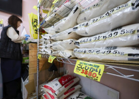 消費税込み５キロ４０００円を超える値段で店頭に並ぶ米＝３月２１日、東京都内のスーパー