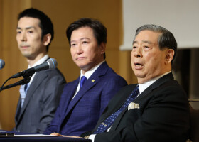 フジテレビと親会社フジ・メディア・ホールディングスの改革を巡り、記者の質問に答えるＳＢＩホールディングス（ＨＤ）の北尾吉孝会長兼社長（右）＝１７日午後、東京都港区