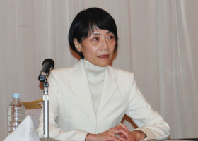 記者会見する日銀の中川順子審議委員＝１７日午後、前橋市