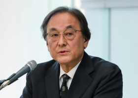 取材に応じるフジ・メディア・ホールディングス（ＨＤ）の金光修社長＝１７日午後、東京都港区