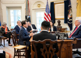 トランプ米大統領（右端）とホワイトハウスで会談する赤沢亮正経済再生担当相（左から３人目）（内閣官房提供）