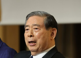 記者の質問に答えるＳＢＩホールディングス（ＨＤ）の北尾吉孝会長兼社長＝１７日午後、東京都港区