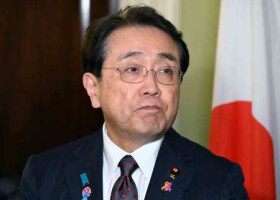 １６日、米ワシントンで取材に応じる赤沢亮正経済再生担当相