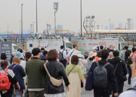 大阪・関西万博会場の東ゲート付近に並ぶ携帯電話各社の移動基地局車＝１８日、大阪市此花区