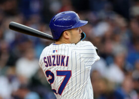 ドジャース戦の１回、２点二塁打を放つカブスの鈴木＝２２日、シカゴ