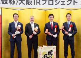 大阪ＩＲプロジェクトの起工式で写真撮影に応じる（左から）大阪ＩＲ株式会社の高橋豊典代表取締役、バウワーズ代表取締役、大阪府の吉村洋文知事、大阪市の横山英幸市長＝２４日午後、大阪市此花区