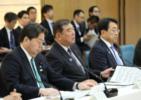 米国の関税措置に関する総合対策本部で発言する石破茂首相（中央）。右は赤沢亮正経済再生担当相＝２５日午前、首相官邸