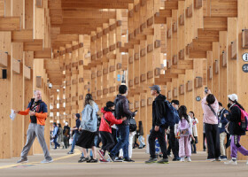 大阪・関西万博が開幕し、会場シンボル「大屋根リング」の下を歩く人たち＝１３日、大阪市此花区
