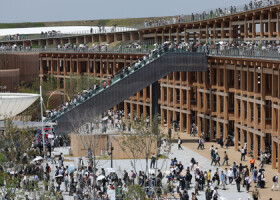 にぎわう大阪・関西万博の大屋根リング周辺＝１９日、大阪市此花区