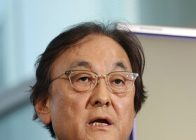 性暴力問題の再発防止策を総務省に提出後、取材に応じたフジ・メディア・ホールディングス（ＨＤ）の金光修社長＝３０日午後、東京都港区の同社本社