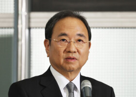 総務省に報告書を提出後、取材に応じ、再生・改革の具体策について語るフジテレビの清水賢治社長＝３０日午後、東京都港区のフジテレビ本社