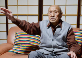 参加したインパール作戦について説明する１０５歳の元陸軍兵士、佐藤哲雄さん＝３月３０日、新潟県村上市