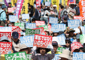 護憲派の集会で、憲法改正反対などを訴える参加者＝３日午後、東京都江東区