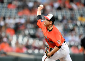 ロイヤルズ戦で力投するオリオールズの菅野＝３日、ボルティモア（ＡＦＰ時事）