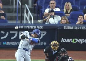 マーリンズ戦の５回、２点本塁打を放つドジャースの大谷＝５日、マイアミ