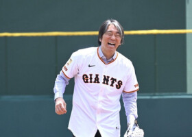巨人のファーム新球場で始球式に臨む松井秀喜さん＝７日、東京都稲城市