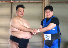 立飛ホールディングス女子相撲部のヘッドコーチに就任した豊ノ島さん（左）。右は部員の久野愛莉＝１日、東京都立川市
