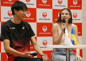 セイコー陸上を前に対談する走り高跳びのマフチフ（右）と戸辺直人＝１３日、東京都内