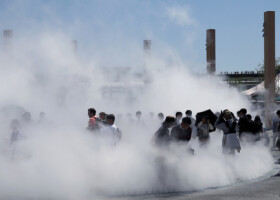 暑さ対策のため、大阪・関西万博会場にある広場「いのちパーク」で噴き出すミスト＝４月２４日、大阪市此花区