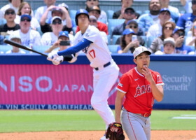１回、ドジャースの大谷（左奥）を外野フライに打ち取ったエンゼルス先発の菊池＝１８日、ロサンゼルス
